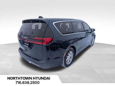 Used 2024 Chrysler Pacifica Touring-L image 13