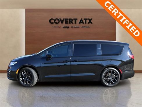 Used 2025 Chrysler Pacifica Limited image 2