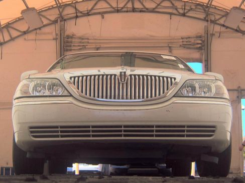 Used 2004 Lincoln Town Car Signature RWD image 3