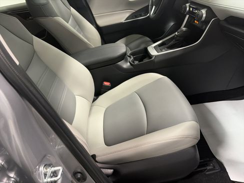 Used 2021 Toyota RAV4 XLE Premium image 34