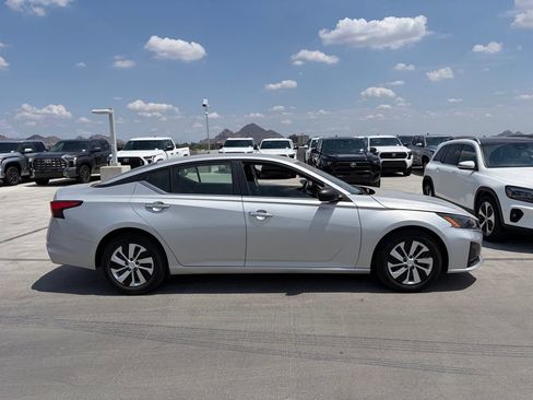Used 2024 Nissan Altima 2.5 S FWD image 2