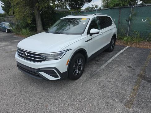 Certified 2023 Volkswagen Tiguan SE w/ Panoramic Sunroof Package FWD image 2