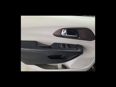 Used 2018 Chrysler Pacifica Touring-L Plus FWD image 12