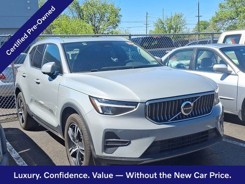 Certified 2025 Volvo XC40 B5 Core AWD/4WD image 3