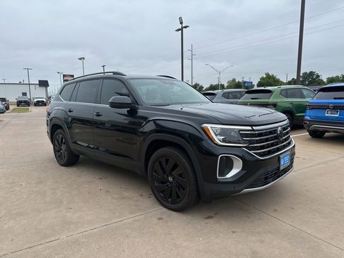 Used 2024 Volkswagen Atlas SE w/ Panoramic Sunroof Package FWD image 3