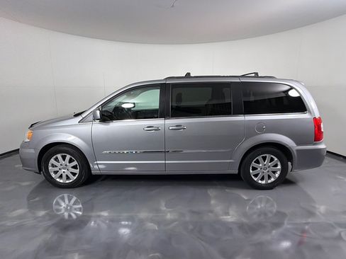 Used 2014 Chrysler Town & Country Touring FWD image 8