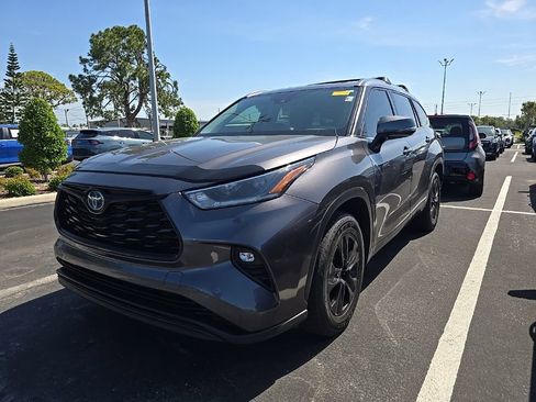 Used 2021 Toyota Highlander XLE FWD image 3