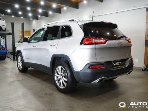Used 2017 Jeep Cherokee Limited AWD/4WD image 6
