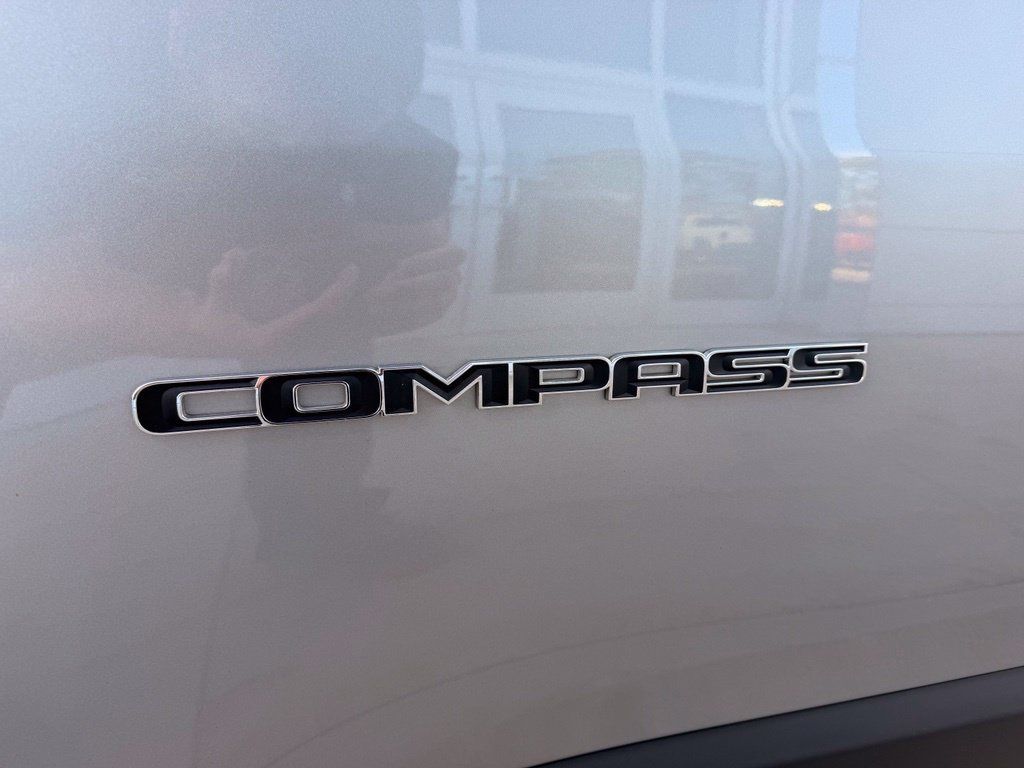 Used 2023 Jeep Compass Latitude w/ Convenience Group AWD/4WD image 15