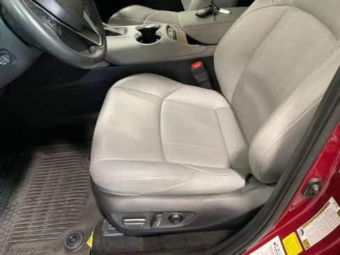 Used 2023 Toyota Venza Limited image 10