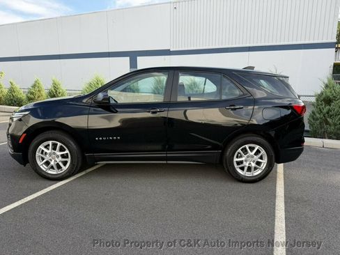 Used 2022 Chevrolet Equinox LS FWD image 2