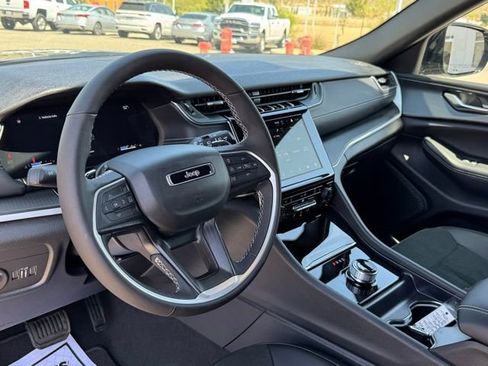 New 2025 Jeep Grand Cherokee L Altitude image 21