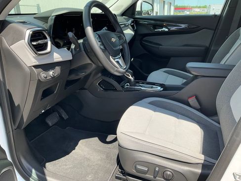 Used 2024 Chevrolet TrailBlazer LT w/ Convenience Package AWD/4WD image 2