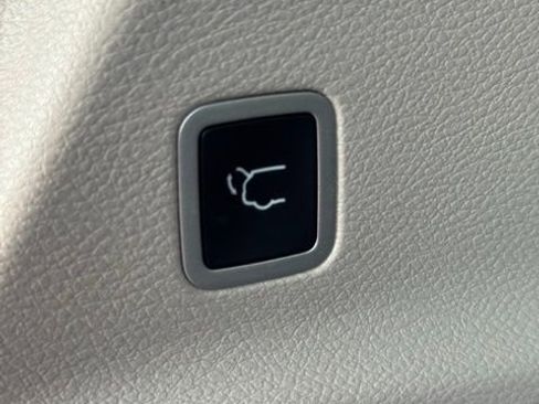 Used 2024 Chrysler Pacifica Touring-L image 32