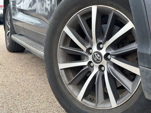 Used 2019 Toyota Highlander XLE FWD image 2
