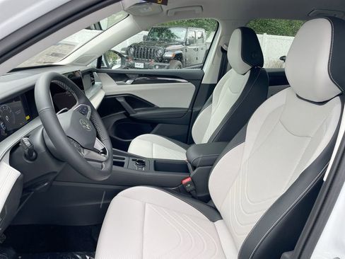 New 2025 Volkswagen Tiguan SE image 36