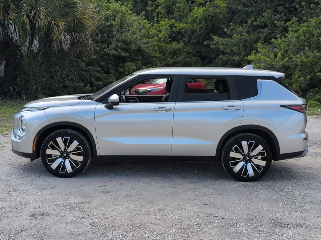 Used 2025 Mitsubishi Outlander SE FWD image 10