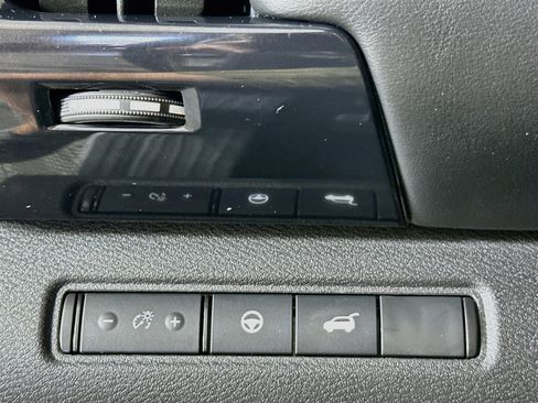 Used 2025 Nissan Pathfinder SV FWD image 17
