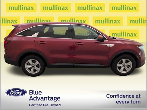 Used 2023 Kia Sorento LX image 2