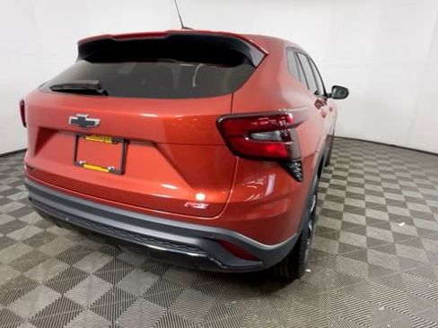 Used 2024 Chevrolet Trax RS w/ Sunroof Package FWD image 5