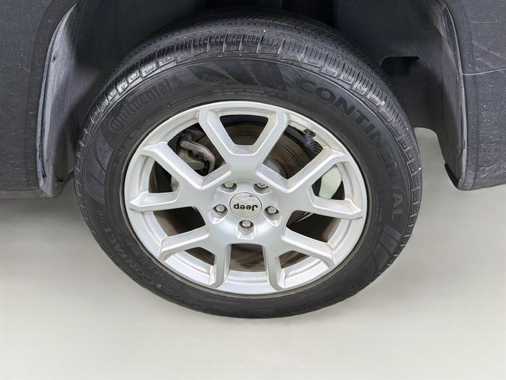 Used 2023 Jeep Renegade Latitude w/ Premium Group AWD/4WD image 32