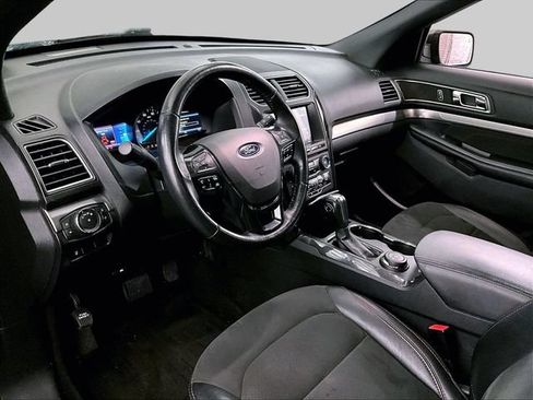 Used 2018 Ford Explorer XLT w/ Equipment Group 202A AWD/4WD image 13