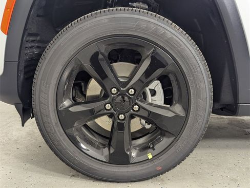 New 2025 Jeep Grand Cherokee Altitude image 9