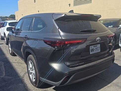 Used 2025 Toyota Highlander LE FWD image 3