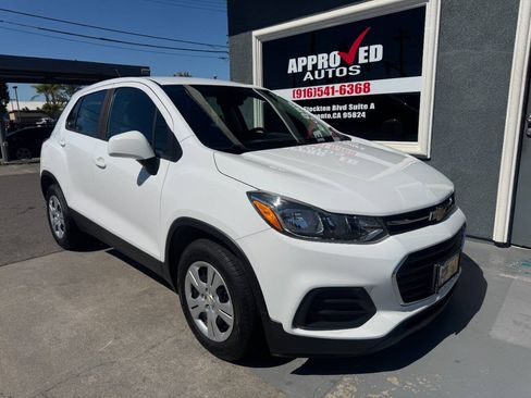 Used 2017 Chevrolet Trax LS FWD image 1
