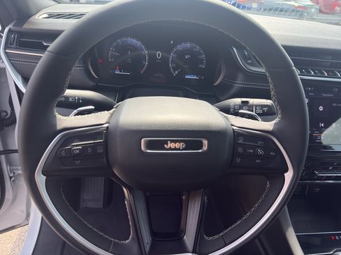 Used 2025 Jeep Grand Cherokee Altitude AWD/4WD image 15