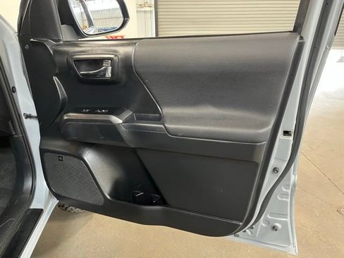 Used 2019 Toyota Tacoma TRD Off-Road AWD/4WD image 12