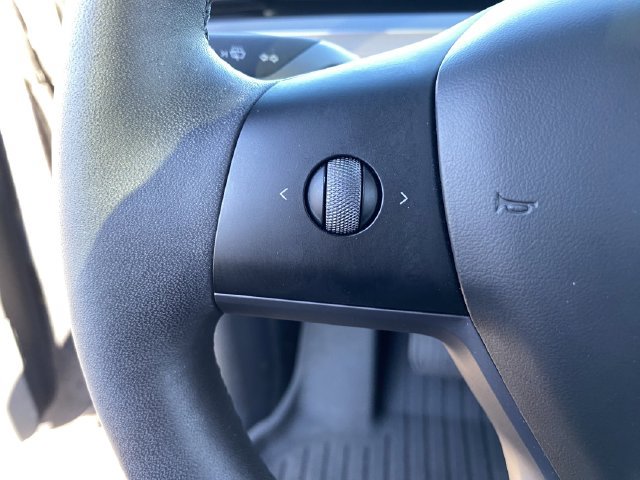 Used 2025 Tesla Model Y Long Range RWD image 31