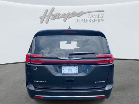 Used 2024 Chrysler Pacifica Limited FWD image 4