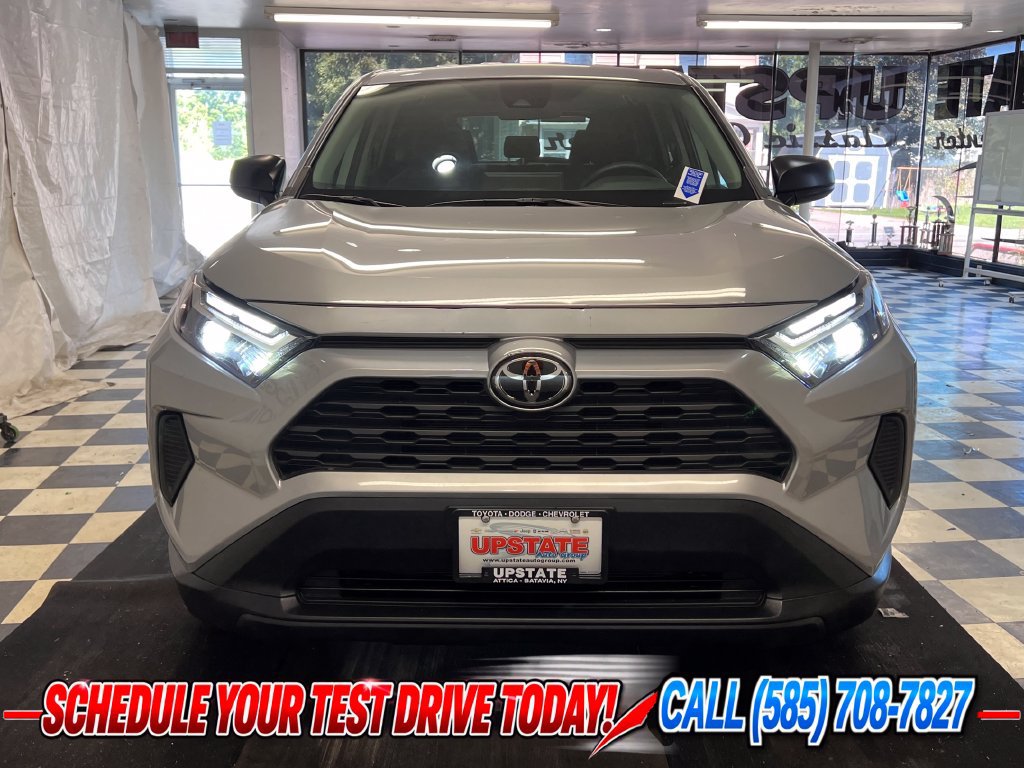 Used 2025 Toyota RAV4 LE AWD/4WD image 4