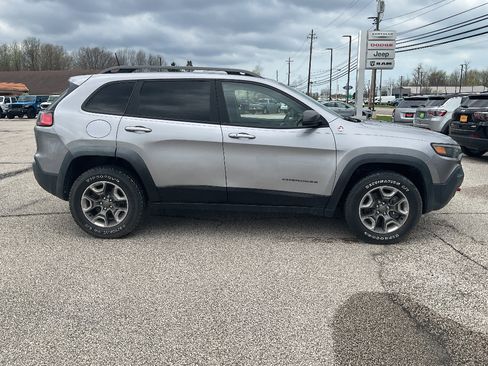 Used 2019 Jeep Cherokee Trailhawk AWD/4WD image 4