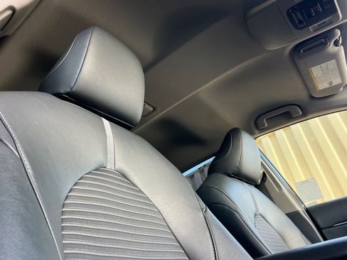 Used 2019 Toyota Camry SE FWD image 18