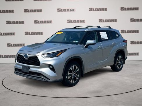 Used 2022 Toyota Highlander XLE AWD/4WD image 1