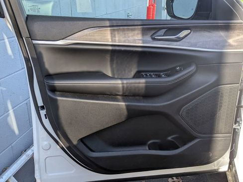 New 2026 Jeep Grand Cherokee Altitude image 8