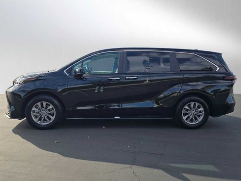 Certified 2025 Toyota Sienna XLE image 6