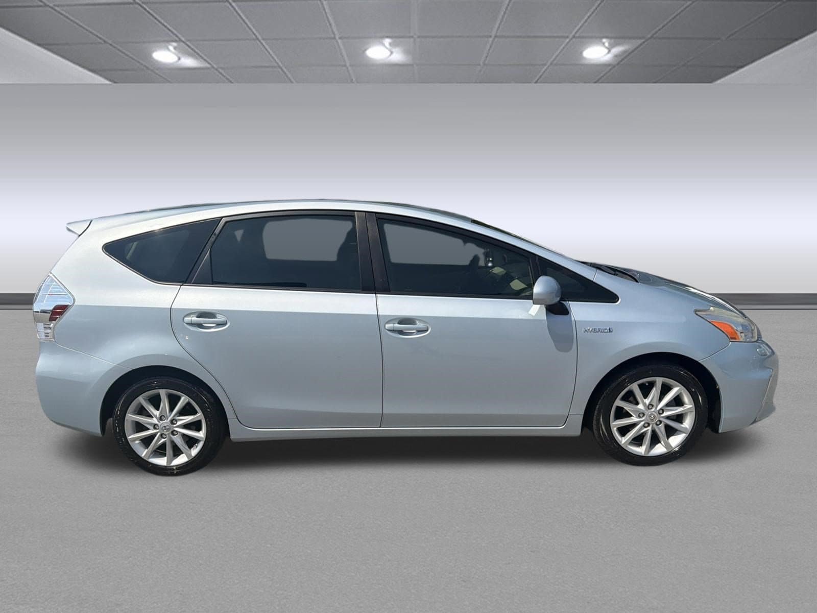 Used 2013 Toyota Prius V Five FWD image 2