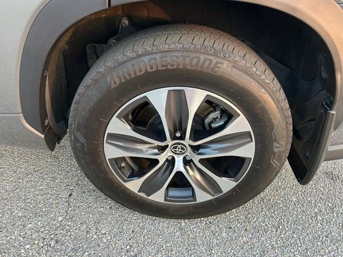 Used 2025 Toyota Highlander XLE AWD/4WD image 10
