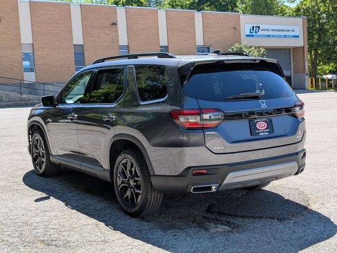 Used 2025 Honda Pilot Touring image 9