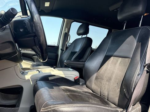 Used 2017 Dodge Grand Caravan SXT image 13