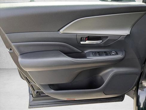 Used 2025 Toyota Grand Highlander AWD image 11