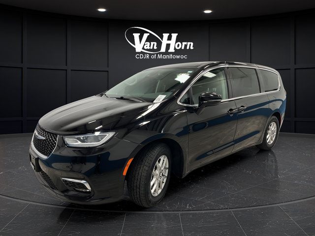 Used 2024 Chrysler Pacifica Touring-L FWD image 7