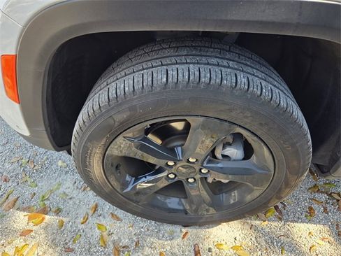 Certified 2024 Jeep Grand Cherokee Limited w/ Luxury Tech Group II image 4