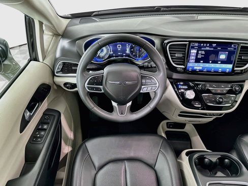 Used 2024 Chrysler Pacifica Touring-L FWD image 2