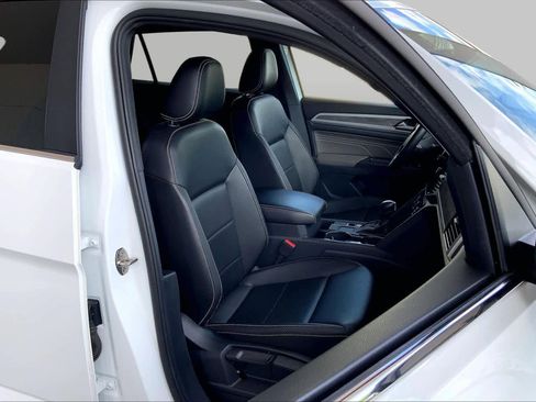 Used 2023 Volkswagen Atlas Cross Sport SE w/ Panoramic Sunroof Package FWD image 9