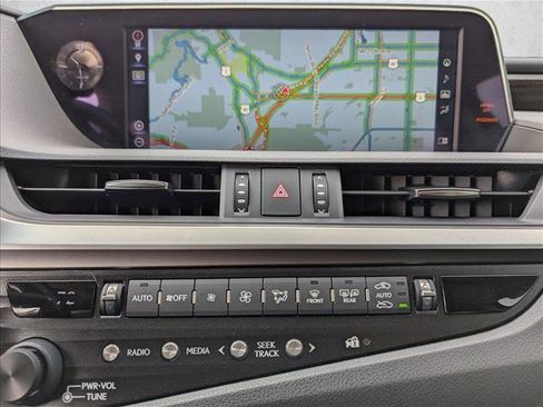 Used 2019 Lexus ES 300h w/ Premium Package image 12