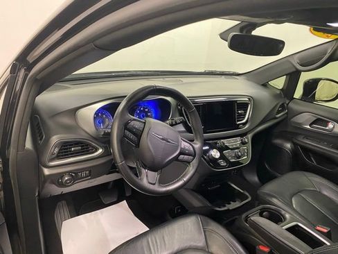 Used 2019 Chrysler Pacifica Touring-L Plus w/ S Appearance Package FWD image 7